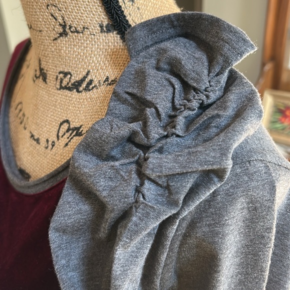 Sundance Red Valor Top, Size Medium. Elastic at sleeve and side hip. - Picture 3 of 7